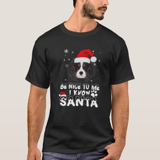 サンタ・カバリエ・ドッグ・クリスマスを知っている Tシャツ (正面)