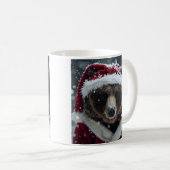 サンタ・クロースの衣装を着たグリズリーベアコーヒー コーヒーマグカップ (正面右)