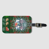 サンタ・クロースはトナカイが率いる木馬に乗っている ラゲッジタグ (正面横)