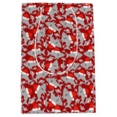 サンタ・シャークのクリスマスレッド背景 ミディアムペーパーバッグ (正面)