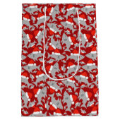 サンタ・シャークのクリスマスレッド背景 ミディアムペーパーバッグ (裏面)