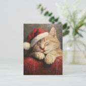 サンタ・ハットの可愛くて居心地の良いクリスマス猫 ポストカード (スタンド正面)