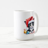 サンタ・ハット・クリスマスに登場する可愛い白黒の子猫 コーヒーマグカップ (正面右)