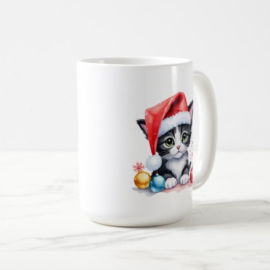 サンタ・ハット・クリスマスに登場する可愛い白黒の子猫 コーヒーマグカップ (正面右)