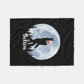 サンタ・ビッグフット・クリスマスロック転がサスカッチベリーヴ フリースブランケット (正面(横))