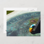 サンダイヤルを訪れる黄色いカタツムリ ポストカード (正面/裏面)