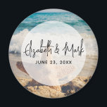 サンディのビーチ写真結婚の魚 マグネット<br><div class="desc">風光明媚な写真を持つ磁石。大きなヒトデが砂のビーチに立った。白い波が背景に浮かぶ美しい青い海。</div>