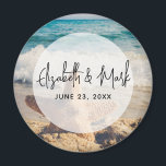 サンディのビーチ写真結婚の魚 マグネット<br><div class="desc">風光明媚な写真を持つ磁石。大きなヒトデが砂のビーチに立った。白い波が背景に浮かぶ美しい青い海。</div>