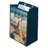 サンディのビーチ写真 ミディアムペーパーバッグ (裏面アングル)