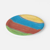 サンディは塩辛いキスの紙皿をつま先で触ます ペーパープレート (アングル)