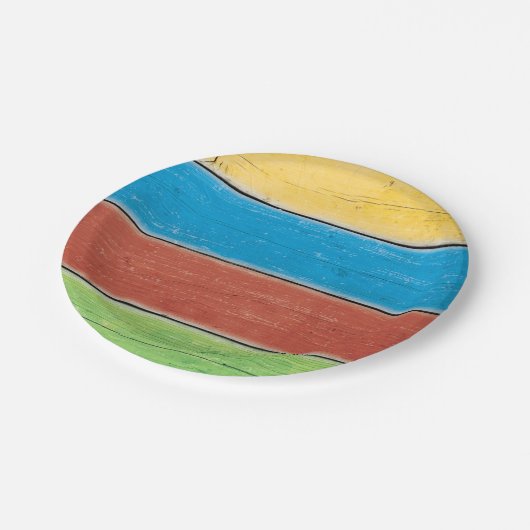 サンディは塩辛いキスの紙皿をつま先で触ます ペーパープレート (アングル)