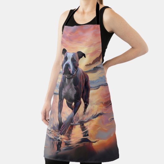 サンディアメリカン(犬)スタッフォードドッグオンビーチサンセット エプロン (インサイチュ)