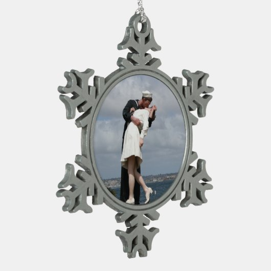 サンディエゴでの彫刻の無条件降伏 スノーフレークピューターオーナメント (左)