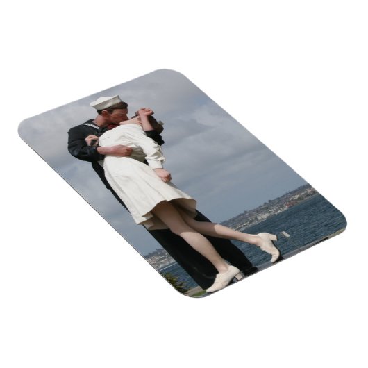 サンディエゴでの彫刻の無条件降伏 マグネット (右側)