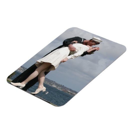 サンディエゴでの彫刻の無条件降伏 マグネット (左側)