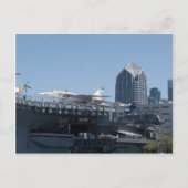 サンディエゴにドッキングしたミッドウェー航空母艦 ポストカード (正面)