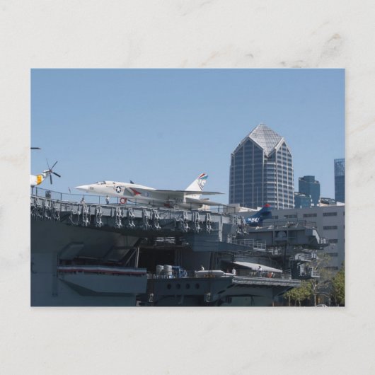サンディエゴにドッキングしたミッドウェー航空母艦 ポストカード (正面)