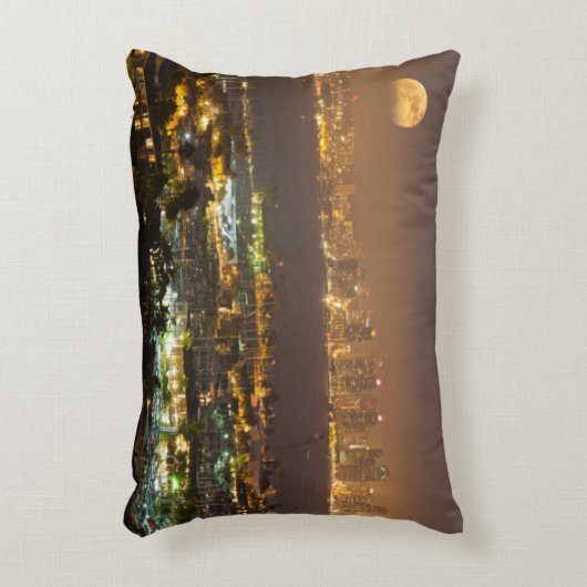サンディエゴのスカイラインを越えるムーンライズ アクセントクッション (正面(垂直))