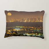 サンディエゴのスカイラインを越えるムーンライズ アクセントクッション (裏面)