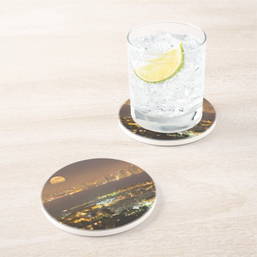 サンディエゴのスカイラインを越えるムーンライズ コースター (側面)