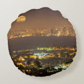サンディエゴのスカイライン上の月の出 ラウンドクッション (裏面)