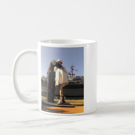 サンディエゴの船員のキスをするなナース コーヒーマグカップ (左)