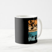 サンディエゴカリフォルニアサーフィン-レトロヴィンテージシュールフェ コーヒーマグカップ (正面右)