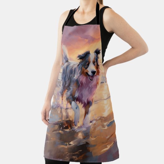 サンディオーストラリアシェパードドッグオンビーチサンセット エプロン (インサイチュ)