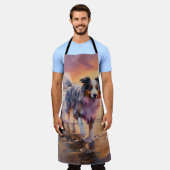 サンディオーストラリアシェパードドッグオンビーチサンセット エプロン (着用した状態)