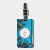 サンディビーチとトロピカルパームツリーズモノグラム ラゲッジタグ (正面縦)