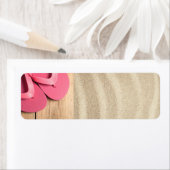 サンディビーチのピンクビーチサンダルと夏の概念 ラベル (インサイチュ)