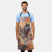 サンディポーズアラスカンマラムートドッグオンビーチサンセット エプロン (着用した状態)