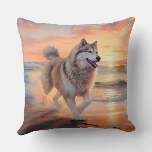 サンディポーズアラスカンマラムートドッグオンビーチサンセット クッション (裏面)