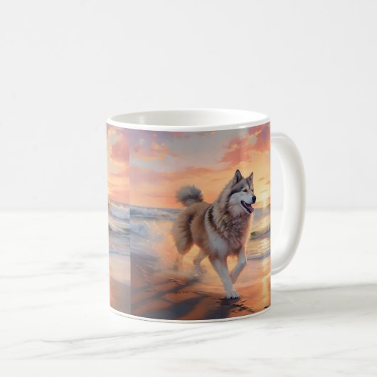 サンディポーズアラスカンマラムートドッグオンビーチサンセット コーヒーマグカップ (正面右)