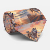 サンディポーズアラスカンマラムートドッグオンビーチサンセット ネクタイ (ロール)
