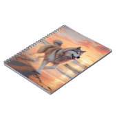 サンディポーズアラスカンマラムートドッグオンビーチサンセット ノートブック (左側)