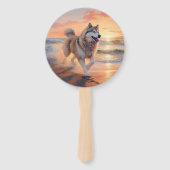 サンディポーズアラスカンマラムートドッグオンビーチサンセット ハンドファン (正面)