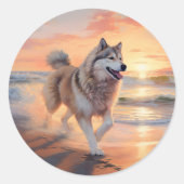 サンディポーズアラスカンマラムートドッグオンビーチサンセット ラウンドシール (正面)