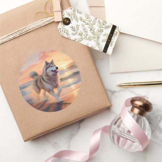 サンディポーズアラスカンマラムートドッグオンビーチサンセット ラウンドシール (ギフト)