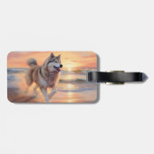サンディポーズアラスカンマラムートドッグオンビーチサンセット ラゲッジタグ (裏面横)