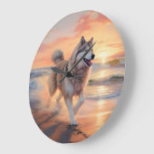 サンディポーズアラスカンマラムートドッグオンビーチサンセット ラージ壁時計 (傾斜)