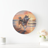 サンディポーズアラスカンマラムートドッグオンビーチサンセット ラージ壁時計 (ホーム)