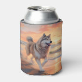 サンディポーズアラスカンマラムートドッグオンビーチサンセット 缶クーラー (缶正面)