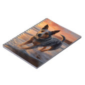 サンディポーズオーストラリア牛の犬オンビーチサンセット ノートブック (左側)