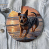 サンディポーズオーストラリア牛の犬オンビーチサンセット 缶バッジ (インサイチュ)