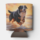 サンディポーズベルネーズマウンテンドグオンビーチサンセット 缶クーラー (裏面)