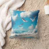 サンディ飛んでいるビーチの上のカモメ クッション (ブランケット)