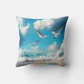 サンディ飛んでいるビーチの上のカモメ クッション (裏面)