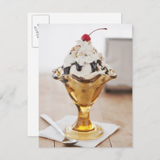 サンデーのクローズアップとさくらんぼの上面 ポストカード (正面/裏面)