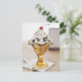 サンデーのクローズアップとさくらんぼの上面 ポストカード (スタンド正面)